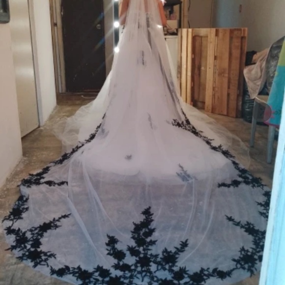 White and black wedding dress - Picture 6 of 7